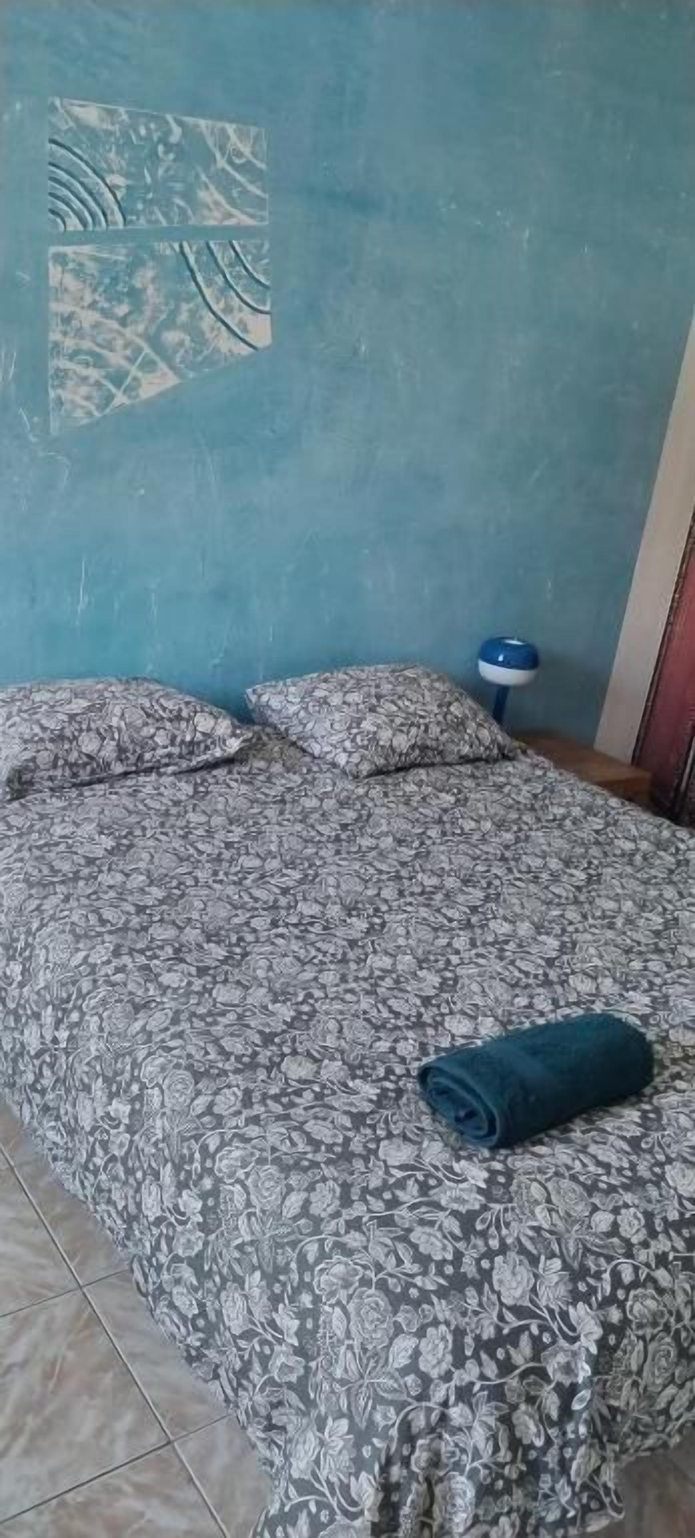 Chambre Confort Double ou avec lits jumeaux, salle de bains commune, vue ville (LA CHAMBRE BLEUE) | Matelas mémoire de forme, décoration personnalisée