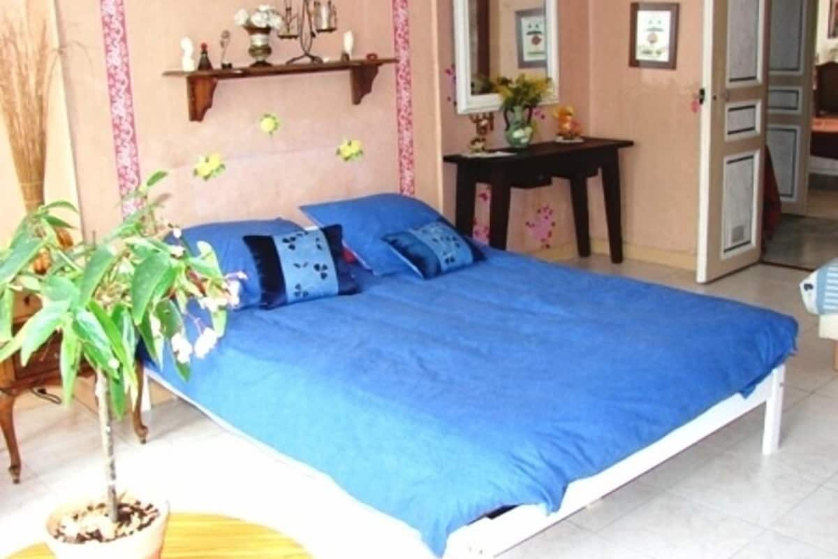 1 chambre, matelas mémoire de forme, décoration personnalisée