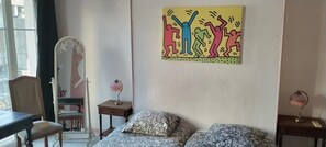 Memory-foam beds, individually decorated, iron/ironing board, free WiFi - Chez Brigitte Guesthouse (Nice)