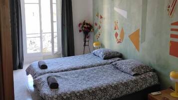 Chambre Classique avec lits jumeaux, salle de bains commune, vue ville (LA CHAMBRE VERTE) | Matelas mémoire de forme, décoration personnalisée