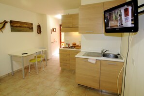 Batterie de cuisine, vaisselle et ustensiles