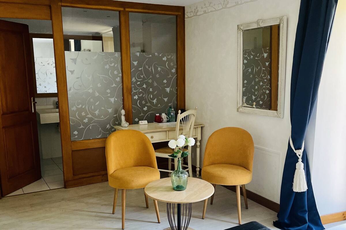 Deluxe Double Room | Living area