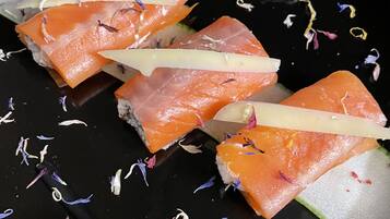 Piatto nero con sashimi di salmone, zenzero marinato e wasabi.