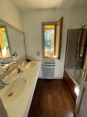 Deluxe tweepersoonskamer, en-suite badkamer, uitzicht op tuin | Badkamer | Een haardroger
