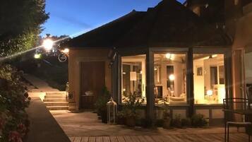 Façade de lâhĂ©bergement - soirĂ©e/nuit