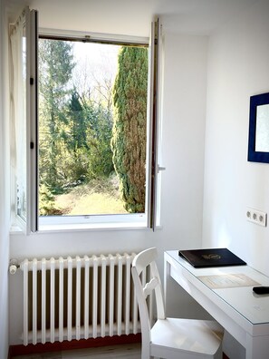 Chambre simple, salle de bain attenante, vue sur le jardin | 1 chambre, bureau, lit de bébé (supplément), accès au Wi-Fi (inclus)