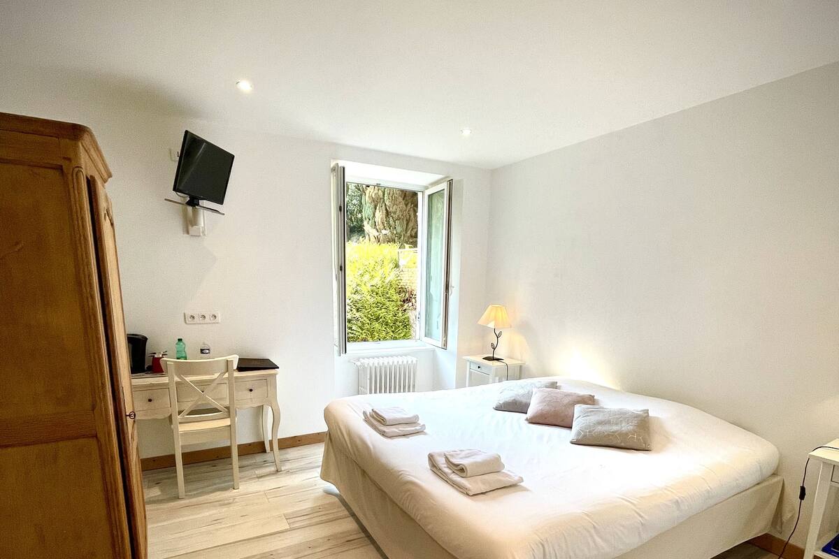 Suite, Ensuite, Garden View