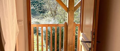 Deluxe tweepersoonskamer, en-suite badkamer, uitzicht op tuin | 1 slaapkamer, een bureau, babybedden, gratis wifi