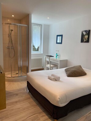 Chambre simple, salle de bain attenante, vue sur le jardin | 1 chambre, bureau, lit de bébé (supplément), accès au Wi-Fi (inclus)
