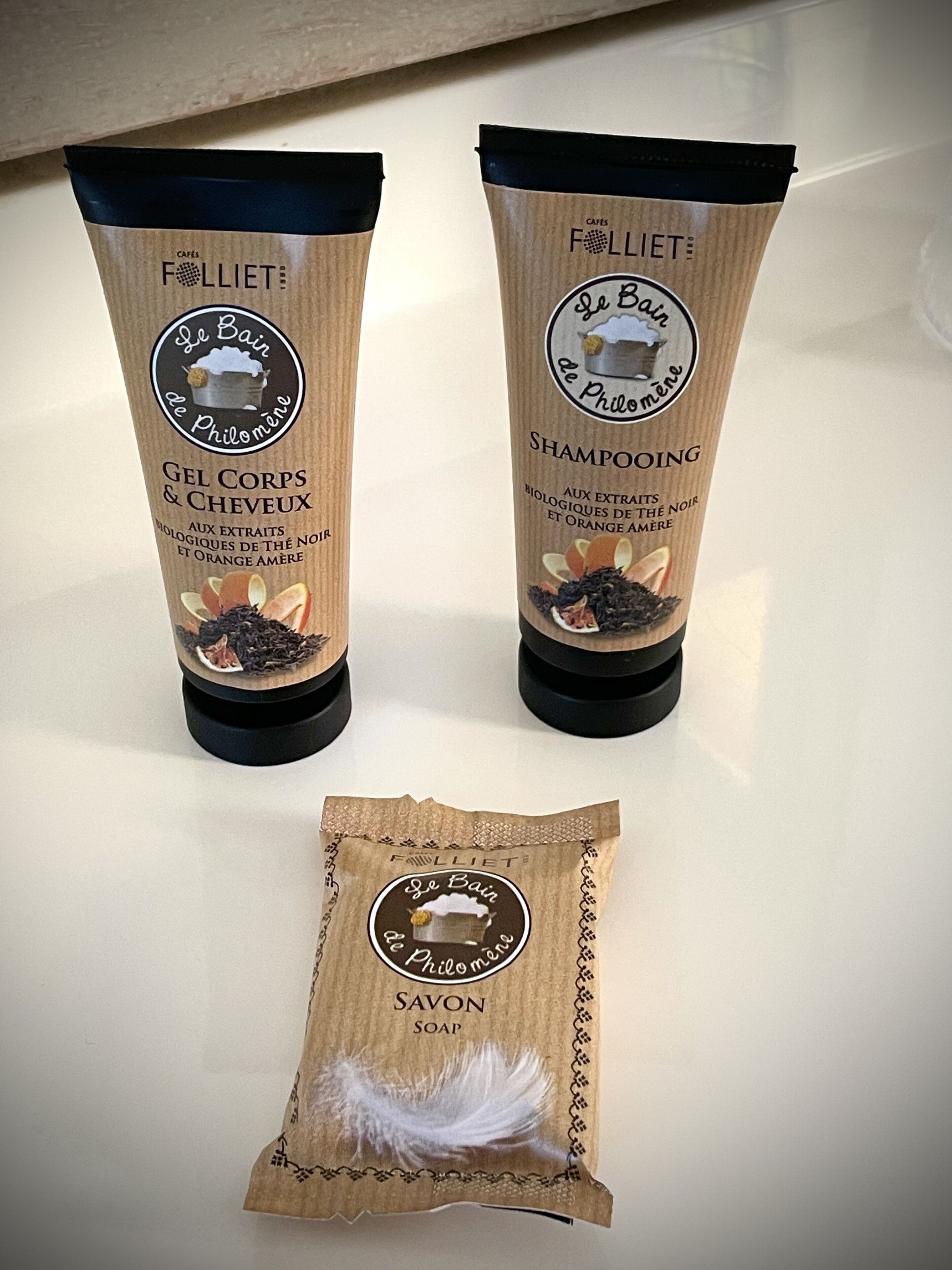 Three tubes of De Bain de Philomène products: gel corps & cheveux, shampooing, and savon soap.