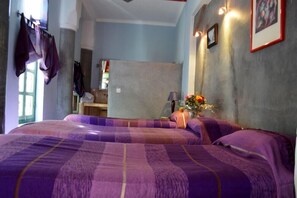 خزنة داخل ال�غرفة وأسرّة قابلة للطي وواي فاي مجانًا