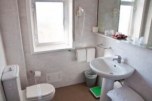 Suihku, ilmaiset hygieniatuotteet, hiustenkuivaaja, bidee