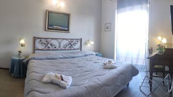 Mobiliario individual, escritorio, wifi gratis