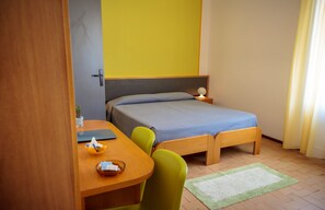 Doppel- oder Zweibettzimmer | Minibar, Zimmersafe, Schreibtisch, kostenloses WLAN