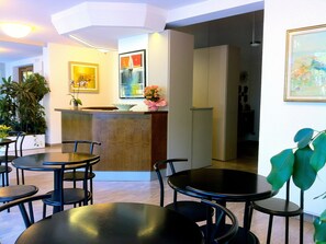 Coin salon dans le hall