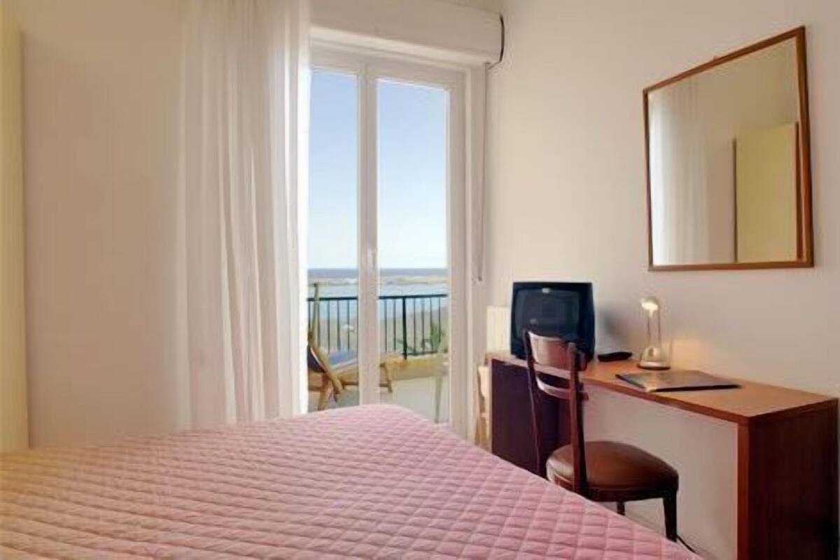 In-room safe, free WiFi