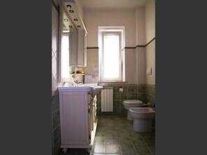 Triple Room, Private Bathroom (External) | Bathroom | Shower, rainfall showerhead, free toiletries, hair dryer - B&B Raggio di Sole (Trevignano Romano)