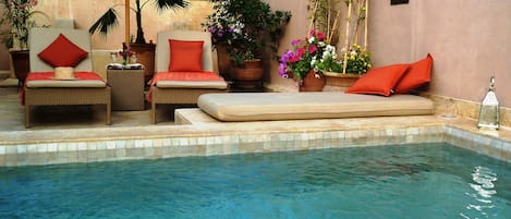 Inomhuspool och solstolar