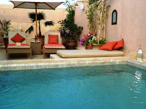 Inomhuspool och solstolar