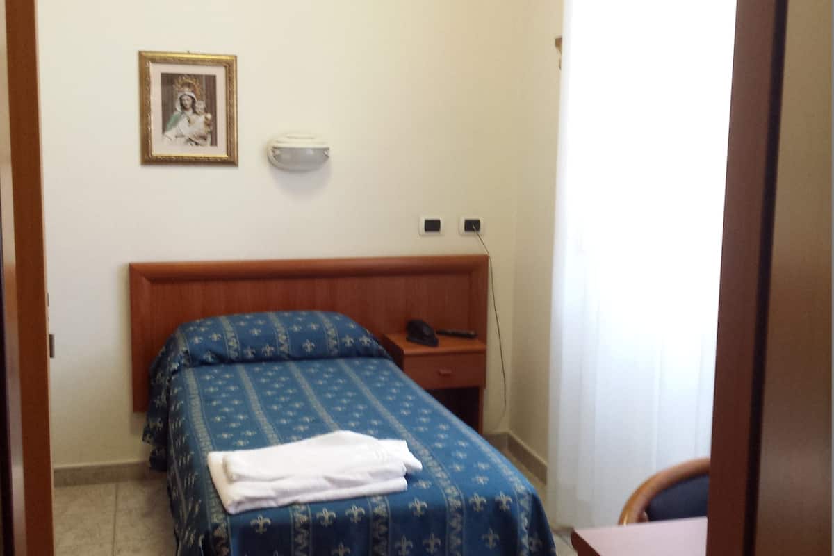 Eenvoudige eenpersoonskamer | Een bureau, gratis babybedden, gratis wifi