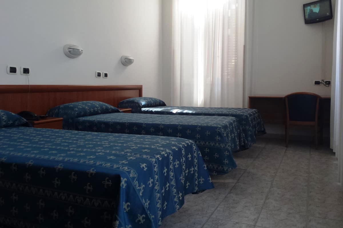 Triple Room | Desk, cribs (free), WiFi (free)