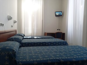 Triple Room | Desk, free cots/infant beds, free WiFi - Villa Maria Rosa Molas (Rome)