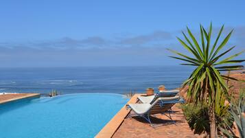 Piscine extérieure, chaises longues