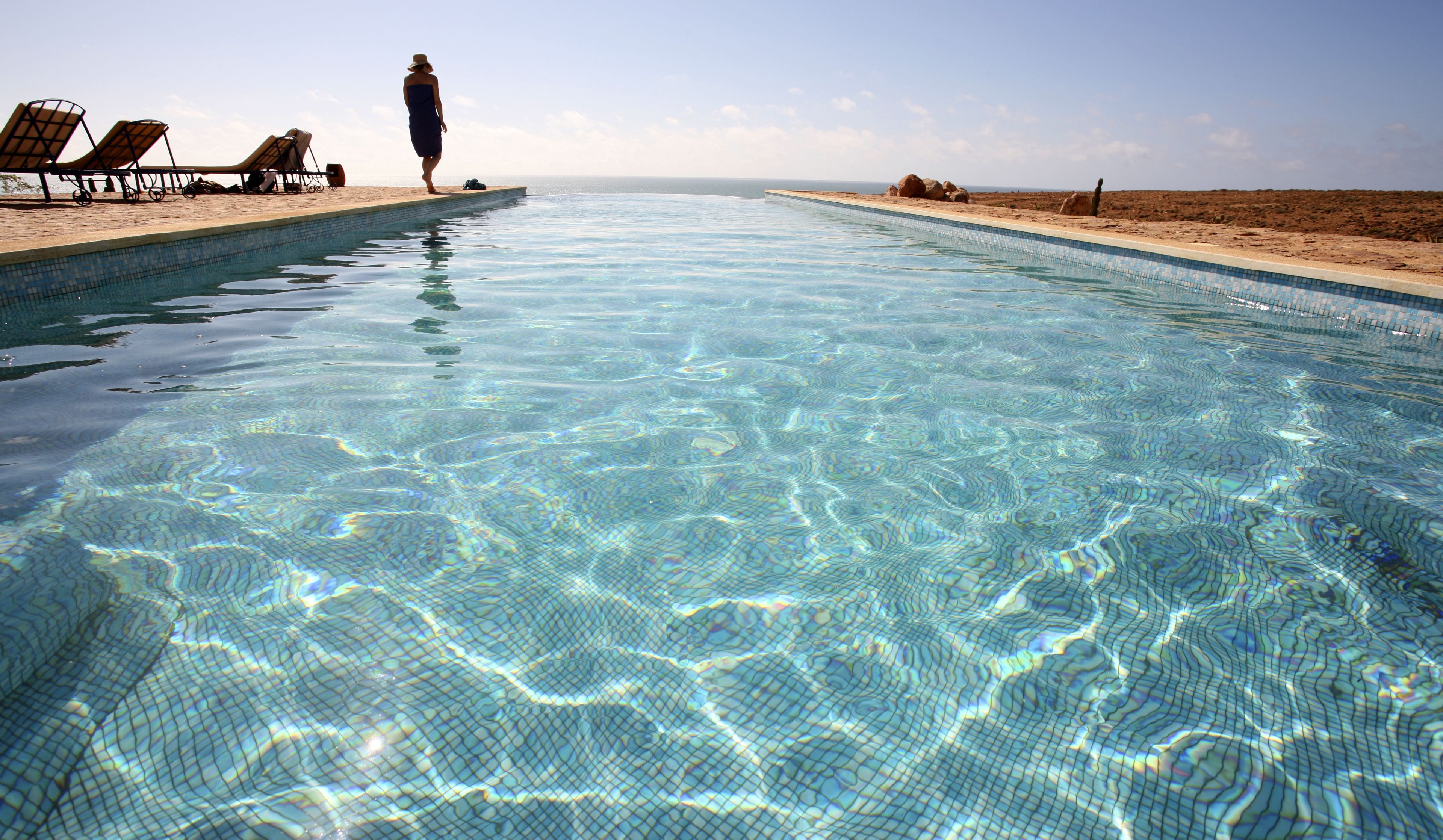 Piscine extérieure, chaises longues