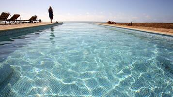 Piscine extérieure, chaises longues