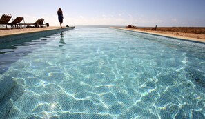 Outdoor pool, sun loungers - Kasbah Tabelkoukt (Mirleft)