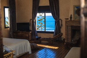 Room (Africain) | In-room safe, individually decorated, individually furnished