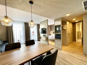 Apartment Premium Balcony | Hochwertige Bettwaren, Zimmersafe, individuell dekoriert, Schreibtisch