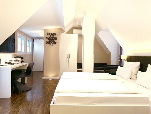 A modern bedroom with a large bed, a desk, and a wardrobe. - Zeitwohnhaus Suite Hotel & Serviced Apartments (Erlangen)