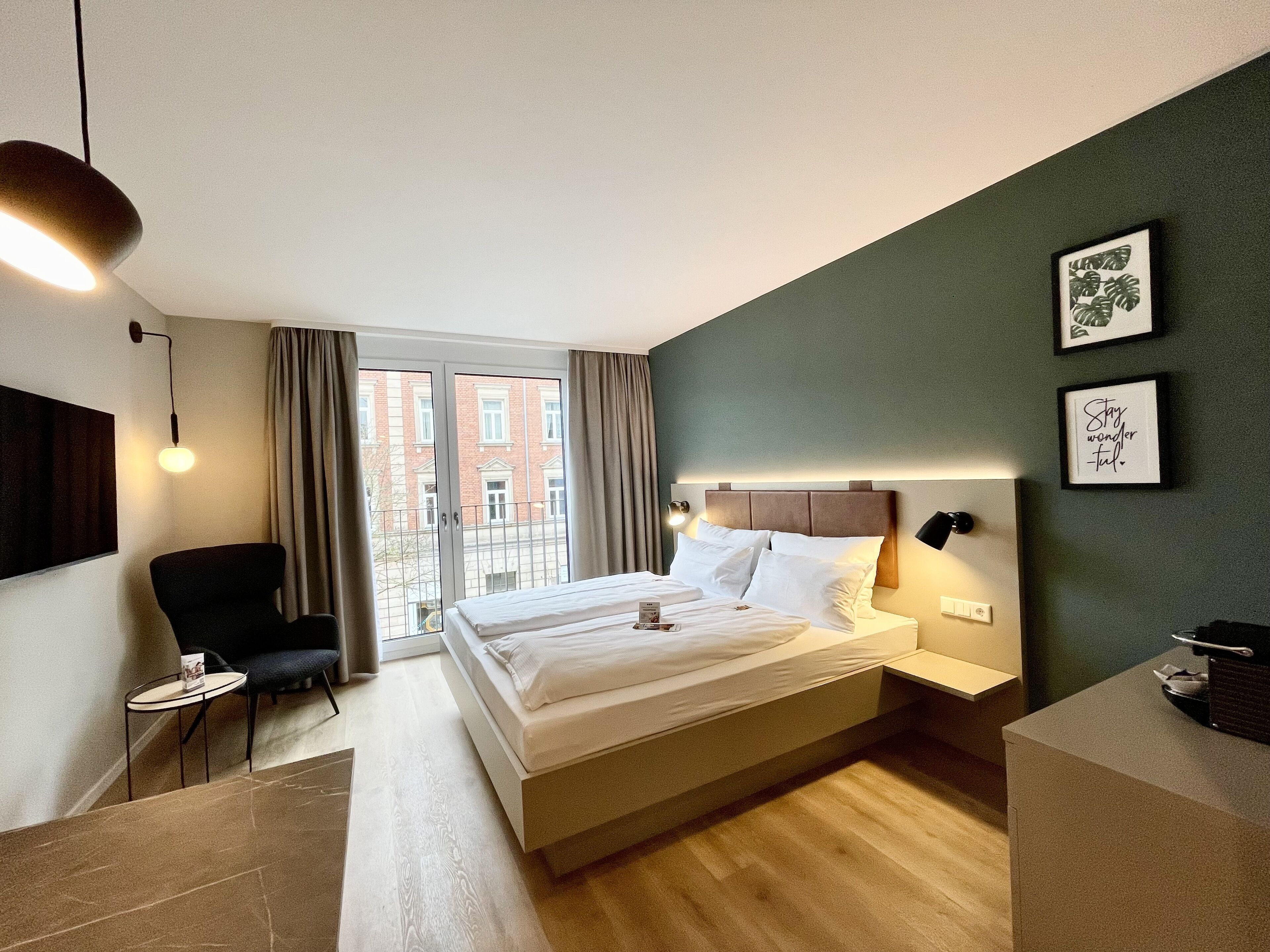 Premium studio, 1 queensize bed | Luxe beddengoed, een kluis op de kamer, individueel gedecoreerd