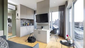 Apartment penthouse | Zona de estar | Televisión de pantalla plana de 46 pulgadas con canales digitales