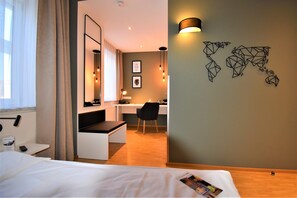 Premium bedding, in-room safe, individually decorated, desk - Zeitwohnhaus Suite Hotel & Serviced Apartments (Erlangen)