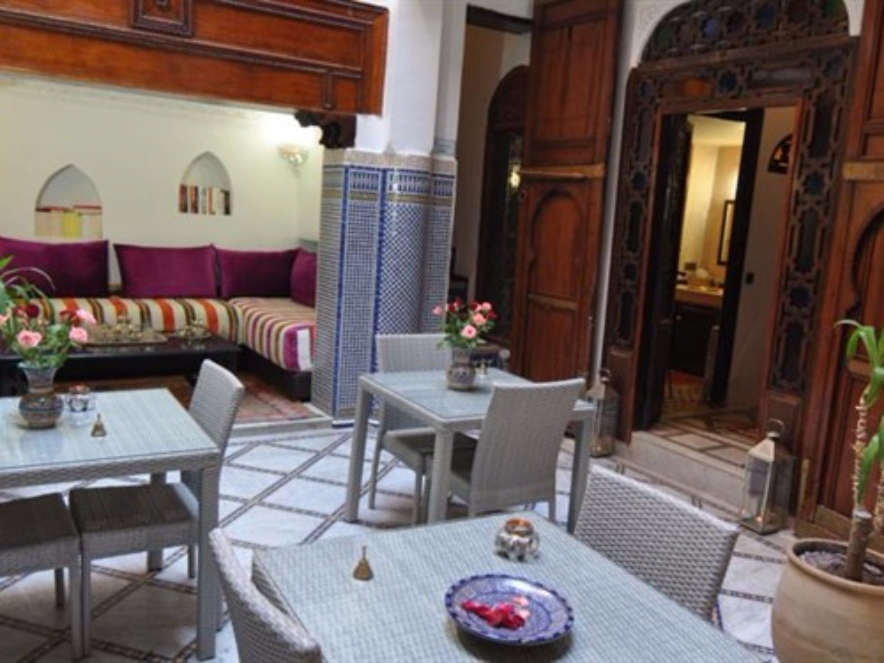 Un interior acogedor con un sofá, una mesa de comedor, sillas y elementos decorativos.
