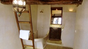 Double Room, Private Bathroom (Berbere) | Bathroom | Free toiletries, hair dryer, towels - Riad Thaïs (Essaouira)