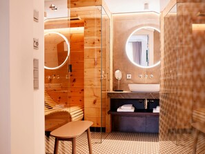 더블룸, 발코니, 호수 전망 (Backenstein Wellness) | 욕실 | 헤어드라이어, 목욕가운, 슬리퍼, 타월