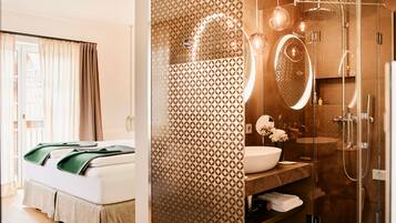 Ein modernes Hotelzimmer mit Bett, Badezimmer mit Glasdusche und einer Wand mit Muster.