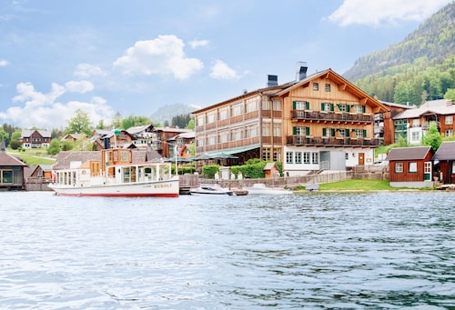 TAUROA Seehotel Grundlsee