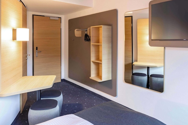 Habitación con 2 camas individuales | Ropa de cama hipoalergénica, escritorio, cortinas opacas