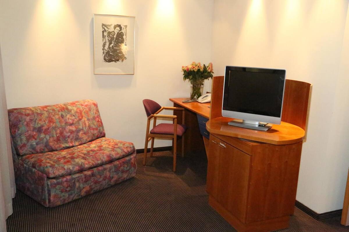 28-inch lcd tv with digital channels, tv