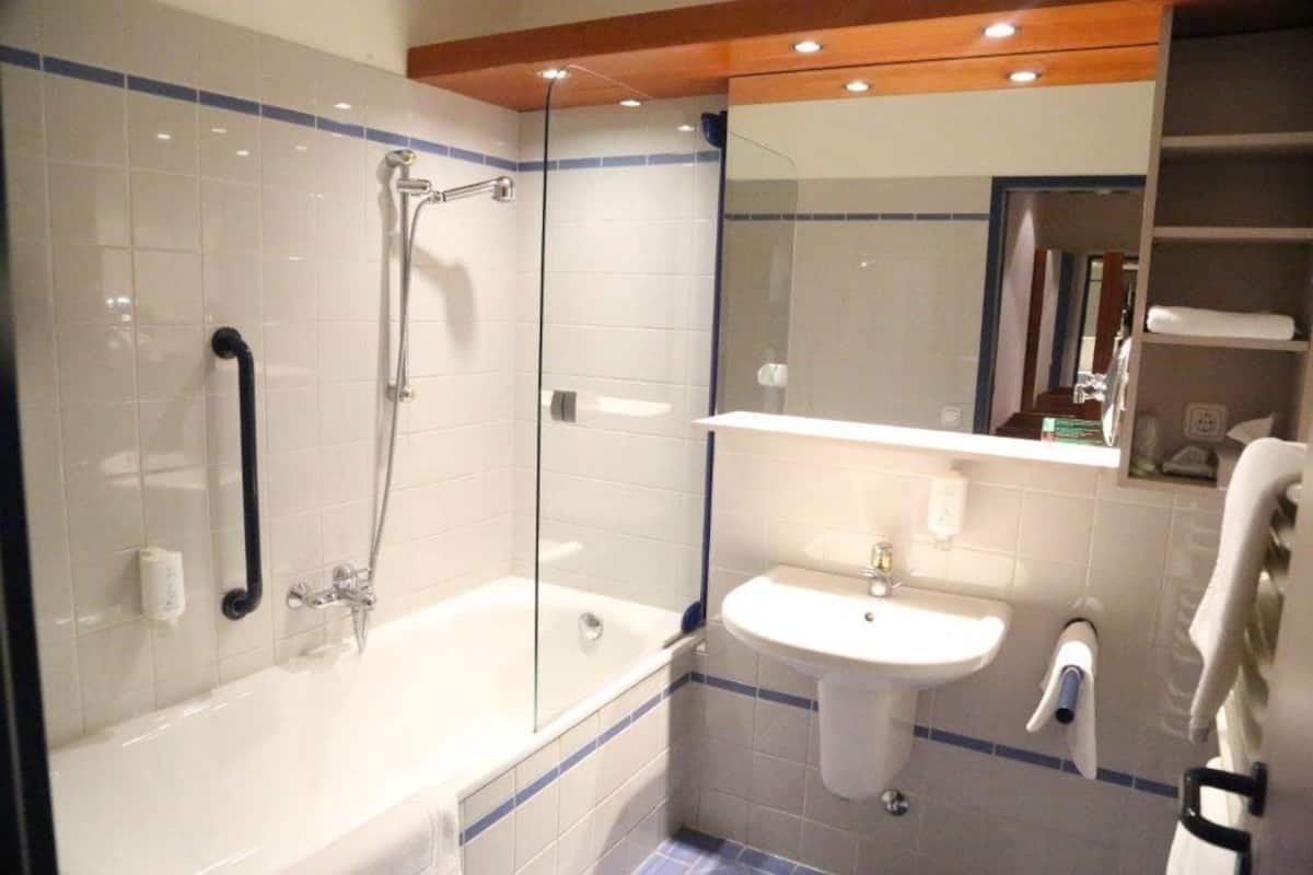 combined shower/bathtub, hydromassage showerhead, free toiletries