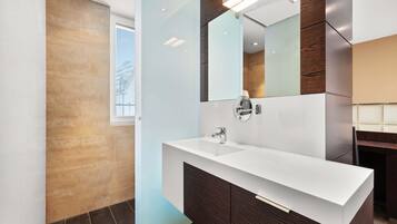 Shower, free toiletries, hair dryer, towels