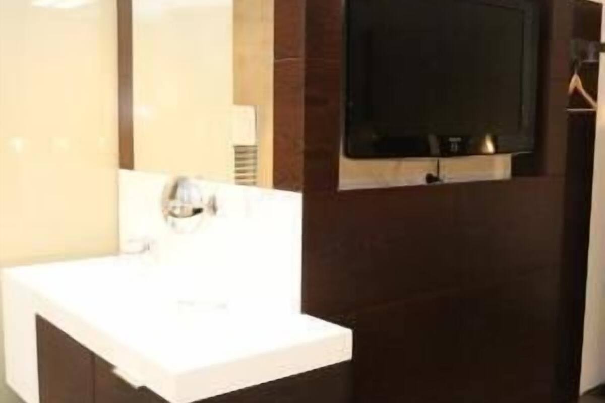 combined shower/bathtub, hydromassage showerhead, free toiletries