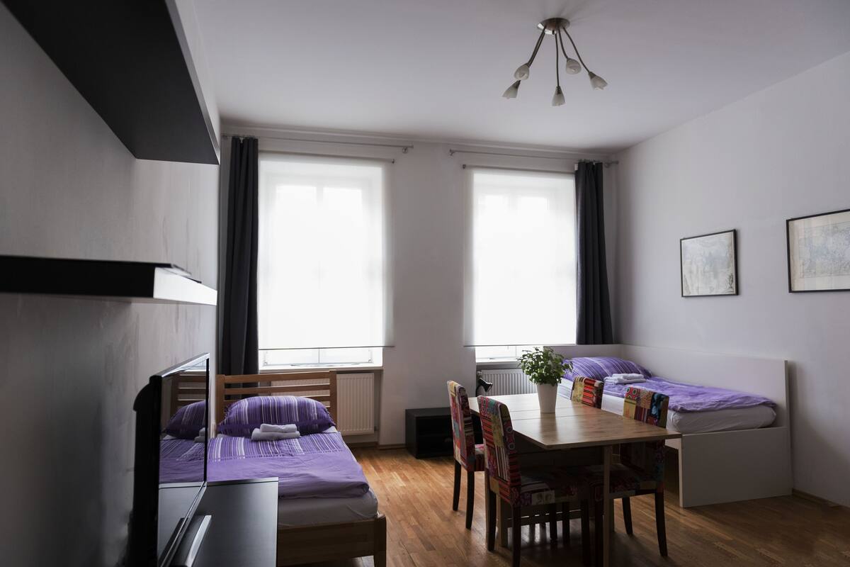 Habitación tipo dormitorio con dos camas, un escritorio y una silla.