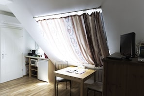 Apartamento standard, cozinha americana (Duett) | Opções para refeição no quarto
