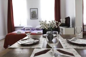 Appartement Supérieur, cuisine (Ouverture) | Cuisine privée | Réfrigérateur, micro-ondes, plaque de cuisson, cafetière/bouilloire