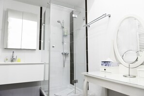 Superior Apart Daire, Küçük Mutfak (Sinfonie) | Banyo | Duş/küvet kombinasyonu, ücretsiz banyo/kozmetik ürünleri 